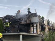 Ein Brand hat am frühen Sonntagmorgen an einem Doppeleinfamilienhaus im aargauischen Boniswil beträchtlichen Sachschaden angerichtet. (Bild: Kantonspolizei Aargau)