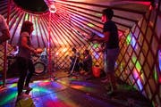 In der Jam-Jurte. (Bild: Reto Martin)