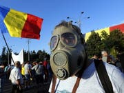 Die Rumänen haben genug von ihrer korrupten Regierung und gehen in Bukarest (Bild) und anderen Städten auf die Strasse. (Bild: KEYSTONE/EPA/ROBERT GHEMENT)