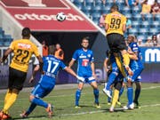 Guillaume Hoarau (Nr. 99), hier beim 1:0, war von Luzerns Verteidigung nicht zu stoppen (Bild: KEYSTONE/URS FLUEELER)