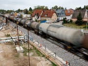 Vor genau einem Jahr hat eine Tunnelbaustelle bei Rastatt in Deutschland den Bahngüterverkehr fast vollständig lahmgelegt. Die Bahnen haben nun die Lehren daraus gezogen und unter anderem ein Handbuch für ein internationales Störungsmanagement ausgearbeitet. (Bild: KEYSTONE/EPA/RONALD WITTEK)