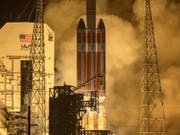 Mit einen Tag Verspätung hat die US-Raumfahrtbehörde Nasa erstmals eine Sonde gestartet, die in die Sonnenatmosphäre hineinfliegen soll. Die «Parker Solar Probe» hob am Sonntag an Bord einer «Delta IV Heavy»-Rakete vom Weltraumbahnhof Cape Canaveral in Florida ab. (Bild: Keystone/EPA/NASA/BILL INGALLS / HANDOUT)