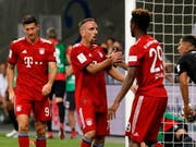 Bayern München freut sich über den ersten Titelgewinn der neuen Saison, links der dreifache Torschütze Robert Lewandowski (Bild: KEYSTONE/EPA/RONALD WITTEK)