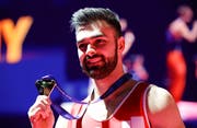 Oliver Hegi präsentiert seine Goldmedaille. (Bild: Keystone/AP Photo/Darko Bandic)
