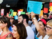 Nach brutalem Angriff in Genf: Rund 100 Menschen demonstrieren in Lausanne gegen Gewalt an Frauen. Weitere Kundgebungen fanden in Bern, Basel und Zürich statt. (Bild: Keystone/JEAN-CHRISTOPHE BOTT)