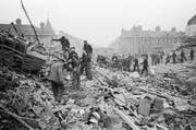 Der Krieg ist zu Ende, das Aufräumen, die Heimatlosigkeit wird für die Romanfiguren ein Leben lang andauern. (Bild: Mirrorpix/Getty (London 1945))