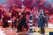 Eine Sängerin von Haçienda Classiçal mit dem Zentralschweizer Jugendsinfonieorchester im Hintergrund. (Bild: Eveline Beerkircher, 11. August 2018)