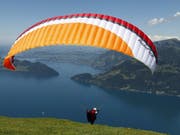 Ein Gleitschirmpilot verunfallte in der Innerschweiz tödlich. (Bild: Keystone/URS FLUEELER)