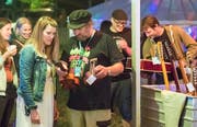 Abends am Festivalflohmarkt. (Bild: Reto Martin)
