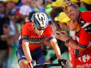 Vincenzo Nibali von Schmerzen geplagt nach der Zieldurchfahrt der 12. Etappe der Tour de France 2018 (Bild: KEYSTONE/EPA/KIM LUDBROOK)