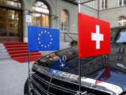 Zahlreiche Politiker fordern in der Sonntagspresse, die Verhandlungen mit der EU über ein Rahmenabkommen erst einmal auf Eis zu legen. (Bild: KEYSTONE/PETER KLAUNZER)