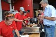 Kein Dorffest ohne Würste ab Grill: Kulinarischer Genuss in Gams. (Bild: Adi Lippuner)