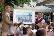 Stadtpräsident Anders Stokholm übergibt dem Kufsteiner Bürgermeister Martin Krumschnabel eine Fotomontage. (Bild: Andreas Taverner)