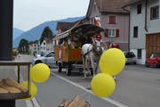 Hoch zu Ross und Wagen: Damit konnte man in Gams gemütlich durchs Dorf fahren. (Bild: Adi Lippuner)