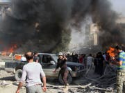 Weisshelme bei einem Einsatz in der nordwestsyrischen Rebellen-Provinz Idlib (Aufnahme vom Oktober 2017). (Bild: KEYSTONE/AP Syrian Civil Defense White Helmets)
