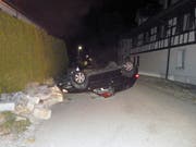 Ein spektakulärer Selbstunfall forderte im thurgauischen Pfyn zwei Leichtverletzte. (Bild: Kantonspolizei Thurgau)