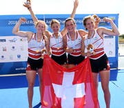 Jana Nussbaumer (von links), Lisa Lötscher, Emma Kovacs und Célia Dupré feiern ihren Juniorinnen-Weltmeistertitel. (Bild: Detlev Seyb, Swiss Rowing)