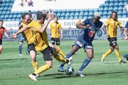 Blessing Eleke (rechts) erhält für seine Leistung auch vom YB-Trainer Lob. (Bild: Jakob Ineichen (Luzern 12. August 2018))