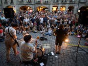 Der Reiz eines Strassenmusikfestivals: Band und Zuschauer kommen sich nah wie sonst nie. Im Bild die Schweizer Band Les fils du Facteur, die zu den auftretenden Künstlern des 15. Berner Buskers gehörten. (Bild: KEYSTONE/ANTHONY ANEX)