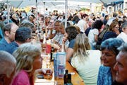Kaum ein freier Platz mehr an den Festtischen. (Bild: Dieter Ritter)