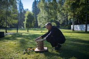 Auf dem Friedhof Feldli setzt Leiter Gerold Jung etwa 200 Urnen pro Jahr bei, die Hälfte davon in einem Gemeinschaftsgrab. (Bilder: Benjamin Manser)