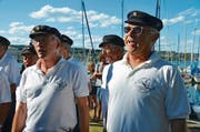 Die Shanty-Singers Steckborn singen für den Segelclub. Rechts: Segelclub-Commodore Rolf Schlaginhaufen. (Bild: Margrith Pfister-Kübler)