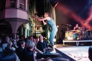 Sängerin zum Anfassen: Energiebündel Steff la Cheffe singt sich den Schmerz von der Seele (Bild: Ralph Ribi)