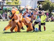Am 50. Grümpeli in Berg traten einige Teams in unterhaltsamen Verkleidungen an. (Bild: Hanspeter Schiess)