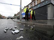 Bei einer Schiesserei in Manchester sind zehn Menschen verletzt worden. Die Polizei in der Stadt im Nordwesten Englands wurde nach eigenen Angaben in der Nacht zum Sonntag ins Stadtviertel Moss Side gerufen, nachdem dort Schüsse gefallen waren. (Bild: Keystone/AP PA/PETER BYRNE)
