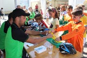 Auch die Spieler Alain Wiss (vorne) und Leonel Mosevich vom FC St.Gallen schauten beim Grümpeli in Andwil vorbei. (Bild: Manuela Bruhin)
