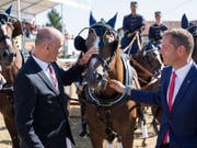Bundespräsident Alain Berset (links) und David Eray, Regierungspräsident des Kantons Jura, beim Marché-Concours in Saignélegier. (Bild: Keystone/PETER KLAUNZER)