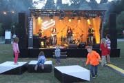 Die Schaumstoffpolster vor der Bühne waren bei den Kindern äusserst beliebt.