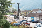 Im Gebiet Byfang Süd werden zurzeit 15 Meter lange Betonpfähle in den Boden gerammt. (Bild: Carmen Epp (Altdorf, 3. August 2018))