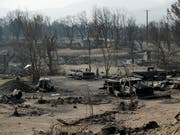 Bild der Zerstörung: In Kalifornien kämpfen Sicherheitskräfte auch am Sonntag (Ortszeit) gegen zahlreiche Waldbrände. (Bild: KEYSTONE/AP/JOHN LOCHER)