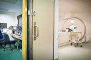 Santésuisse, der Dachverband der Krankenkassen, kritisiert, dass auch kleine Spitäler auf teure Geräte setzen, wie hier ein MRI. (Symbolbild: Getty)