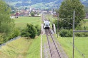 Die stählerne Thurbrücke bei Ulisbach soll 2019 einer Betonbrücke weichen. Der Triebwagen der Thurbo im Bild fährt talaufwärts in Richtung Ebnat-Kappel. (Bild: Martin Knoepfel)