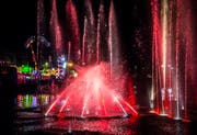 Die Wassershow im Kreuzlinger Hafenbecken vor der Skyline des Lunaparks. (Bilder: Andrea Stalder)