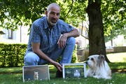 Peter Müller mit seinem Hund Miro, der auch immer mal wieder in den Arbeiten des Fotografen zu sehen ist. Bild: Rita Kohn