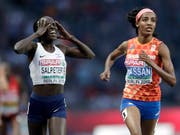 Lonah Chemtai Salpeter (links) bemerkt den Irrtum. Sie hatte den Endspurt gegen die spätere Siegerin Sifan Hassan eine Runde zu früh lanciert. (Bild: KEYSTONE/AP/MICHAEL SOHN)