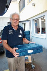 Etliche Boxen mit warmem Essen hatte Albert Steiger in der Hand. (Bild: Emilie Jörgensen)