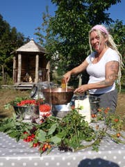 Vogelbeere, Kornelkirsche, Hagebutte und Holunder dienen als Ausgangsprodukte für Marmelade, welche Alexandra Milesi in der Kupferpfanne aufkocht. (Bild: Hanspeter Thurnherr)