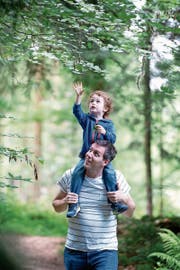 Andreas Hürlimann auf seinem Waldausflug mit Sohn Arun. (Bild: Maria Schmid (Steinhausen, 25. Juni 2018))