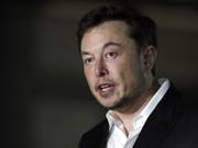 Tesla-Chef Elon Musk ist wegen seiner überraschenden Ankündigung zum Rückzug des E-Auto-Herstellers von der Börse von Investoren verklagt worden. (Bild: Keystone/AP/KIICHIRO SATO)