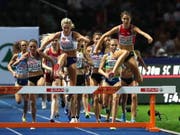 Fabienne Schlumpf (vorne rechts) führte das Steeple-Feld der Frauen bis 300 m vor dem Ziel an (Bild: KEYSTONE/EPA/SRDJAN SUKI)