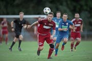 Sursees Topstürmer Elvis Bratanovic (am Ball) enteilt dem Hergiswiler Luca Mombelli. (Bild: Dominik Wunderli (Sursee, 10. August 2018)