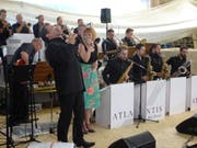 Die Atlantis Big Band mit den Sängern Hanspeter Zweifel und Manuela Gerosa. (Bild: Erwin Schönenberger)
