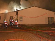 Beim Brand eines Mehrzweckgebäudes neben einer Moschee im Weiler Häusern bei Bonau TG (Gemeinde Wigoltingen TG) entstand in der Nacht auf Montag Sachschaden von über 100'000 Franken. (Bild: Kantonspolizei Thurgau)