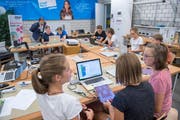 Textilien via Programmierbefehl zum Leuchten bringen: Schülerinnen und Schüler einer Oberstufenklasse aus Appenzell in einem Smartfeld-Kurs. (Bild: Urs Bucher)
