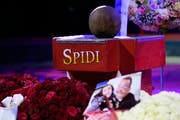 Die Urne von «Spidi». Peter Wetzel nahm sich im Juli das Leben. (Bild:Keystone /Anthony Anex)
