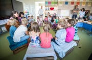Die 1.- und 2.-Klässler singen mit ihren Lehrerinnen Ursula Bollack und Mirjam Walter zum Schulanfang. Die Eltern hören zu. (Bild: Andrea Stalder)